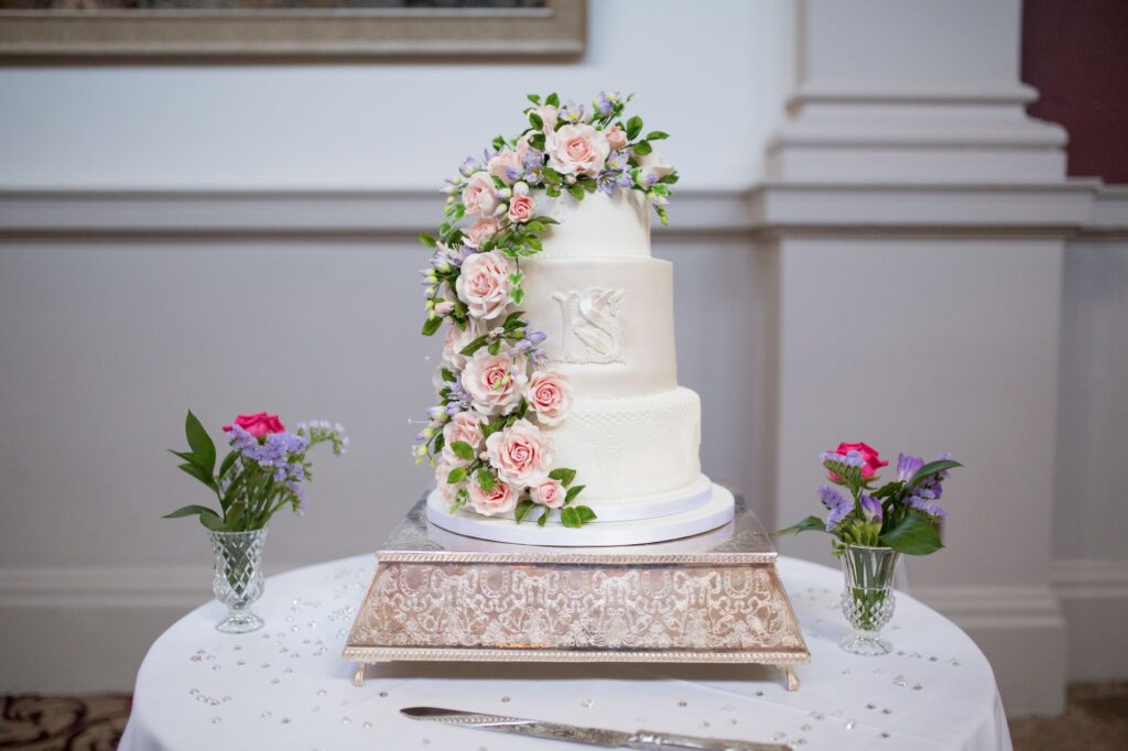 wedding cake de vere beaumont hotel windsor oxfordshire wedding photographers
