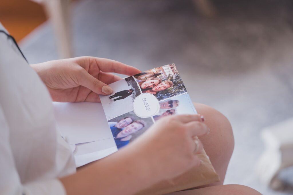 07 bride reads card bridal prep thicket priory york oxford wedding photography